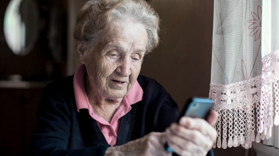 Las personas mayores utilizan más el celular que la computadora